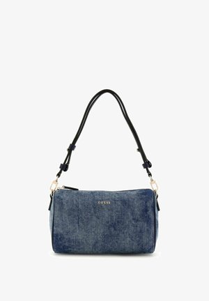 Sac à bandoulière en denim avec une sangle noire réglable et un logo "GUESS" doré sur le devant, doté d'une fermeture à glissière sur le dessus.