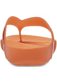 Pomarańczowe klapki wykonane z trwałej gumy, z teksturowaną wkładką, szerokimi paskami oraz gładką, zaokrągloną podeszwą o konturowym kształcie.