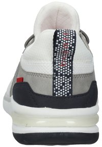 Grå och vit sneaker med en texturerad ovandel, vadderad krage, svarta accenter och en mönstrad dragflik på baksidan med röd text.