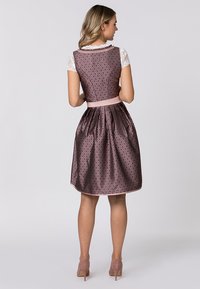 Ein lila Satin-Kleid mit einem taillierten Oberteil, ausgestelltem Rock, Falten und einem rosa Taillenbund. Darunter befindet sich ein Hemd mit Spitzenkragen.