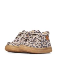 Scarpe per bambini con suola morbida, con un motivo leopardato beige e nero, lacci beige e suole in gomma testurizzata, leggermente inclinate verso destra.