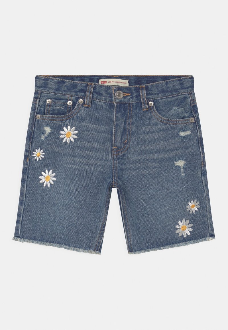 Short en jean bleu avec des marguerites blanches et jaunes brodées, et petits détails usés à l’avant, avec passants pour ceinture et bouton argenté.