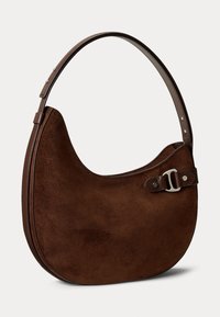 Borsa a spalla in suede marrone con una forma curvata, una tracolla elegante e un dettaglio in metallo color argento. Accenti in pelle liscia completano il design.