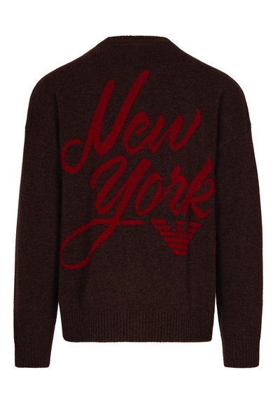 Maglione marrone con una vestibilità ampia, caratterizzato da grandi scritte rosse "New York" sul retro e dettagli rossi. Polsini e orlo a coste.