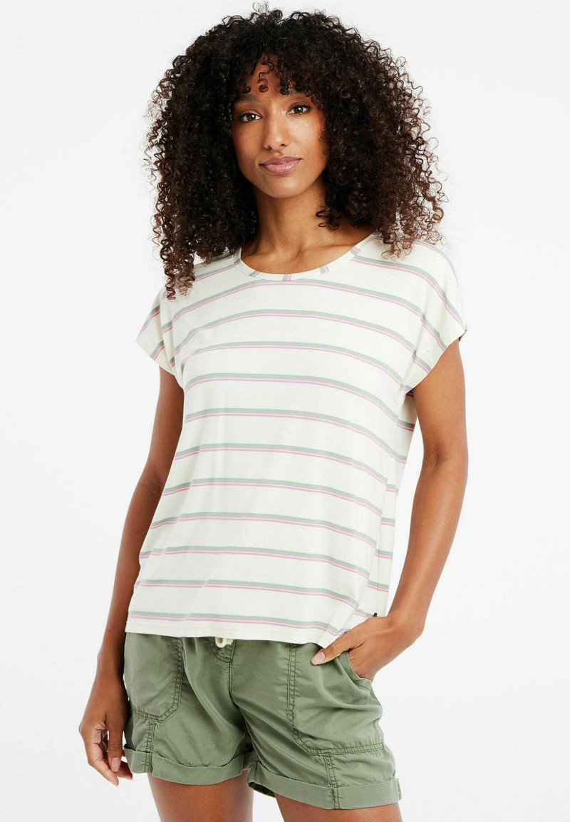 Gestreiftes T-Shirt mit kurzen Ärmeln in Off-White, versehen mit pinken und grünen horizontalen Streifen; kombiniert mit olivgrünen Shorts. Weicher Stoff, lässige Passform.