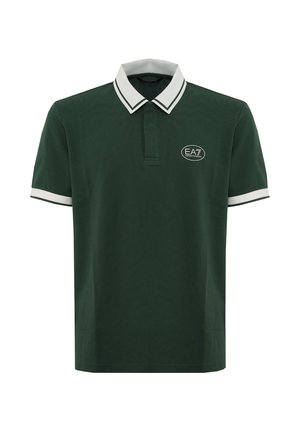 Polo verde scuro a maniche corte con colletto e polsini bianchi, con logo EA7 sul petto a sinistra.