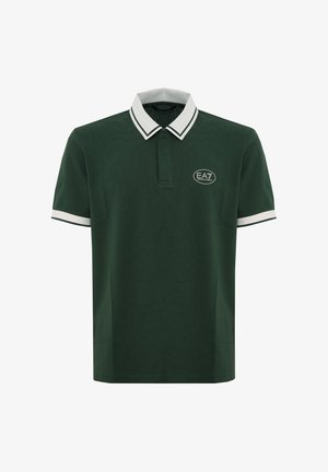 Polo à manches courtes vert foncé avec col et bordures de manches blancs, arborant le logo EA7 sur la poitrine gauche.