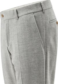 Grau gemusterte Hosen im Fischgrätmuster mit flachem Frontschnitt, seitlichen Taschen und einer einzelnen Gesäßtasche, versehen mit einem braunen Knopfakzent am Bund.