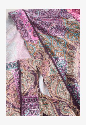 Bunt gemusteter Stoff mit Paisley-Designs in Purpur, Pink und Türkis, mit filigranen Details und glatter Textur. Die Ränder sind in Dunkellila eingefasst.