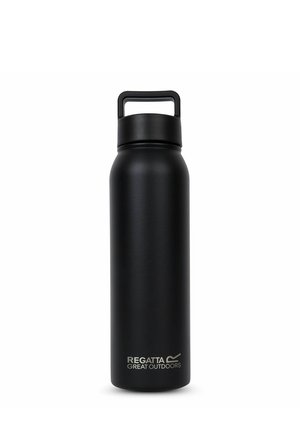 Borraccia nera isolata con tappo con maniglia e logo "Regatta Great Outdoors" sul davanti.