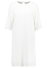 Vestido blanco de manga corta con un corte holgado, escote redondo y detalle de botones en la parte posterior. Tela suave con un brillo sutil.