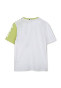 Wit T-shirt met korte mouwen met een groene accent op de linker mouw; beschikt over een in het wit gedrukt logo op de mouw. Zachte textuur, casual ontwerp.