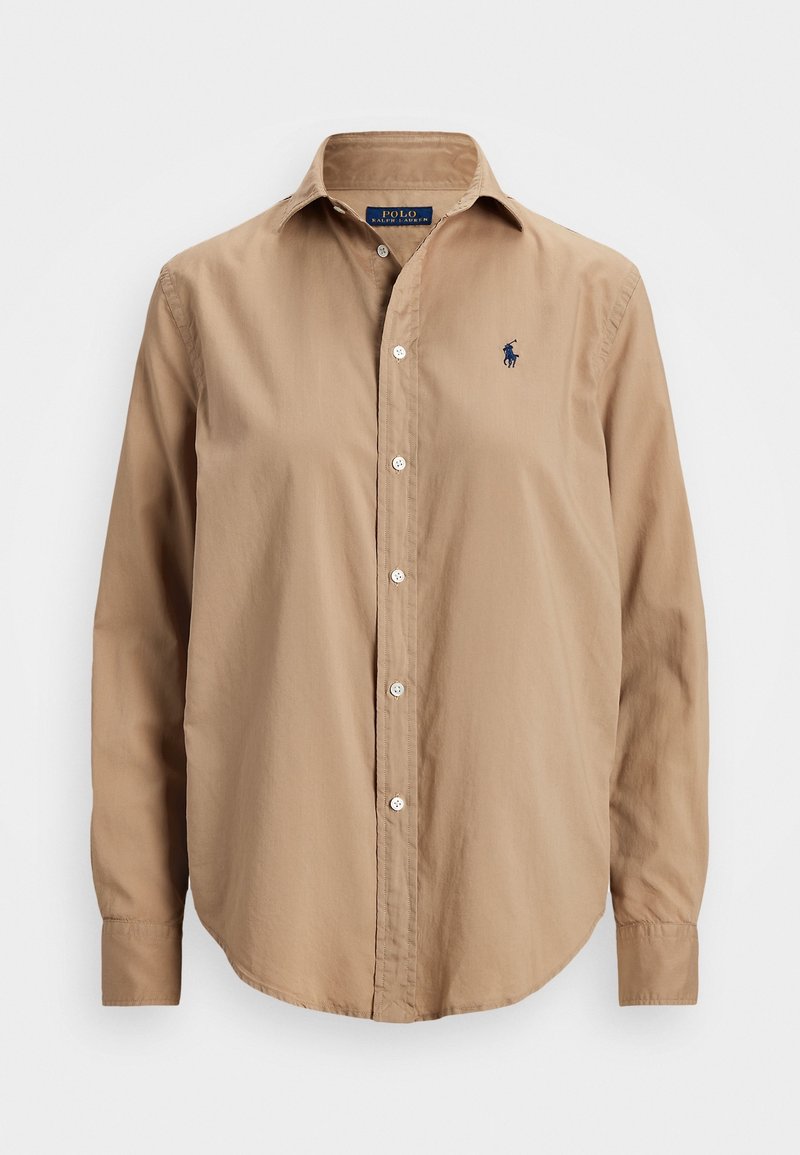 Camicia in cotone marrone chiaro con colletto a punta, maniche lunghe, orlo rotondo e un piccolo logo blu navy sul petto sinistro.