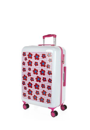 Maleta rígida con cuerpo blanco, patrón floral rosa sobre un fondo a cuadros, acentos rosas, asa retráctil y cuatro ruedas rosas.