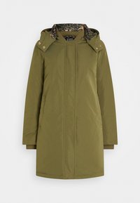 Parka verde oliva con capucha, cierre frontal oculto por una solapa, bolsillos laterales y patrón de camuflaje en el interior de la capucha.