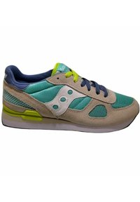 Sneaker sportivo con una tomaia in suede beige chiaro, pannelli in rete turchese, dettagli blu e lacci verdi, montato su una suola bianca e gialla.