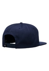 Gorra de color azul marino con visera plana, material de tela, cierre ajustable de tipo snapback y seis ojetes de ventilación en la parte superior.