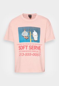 Růžové tričko s retro cedulí, na které je zmrzlinový kornoutek se šlehačkou, "Království smetany" a text s adresou a telefonním číslem.