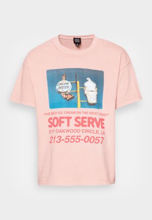 Różowa koszulka z retro znakiem przedstawiającym lody w rożku, z napisem "Zamek Śmietankowy" oraz adresem i numerem telefonu.