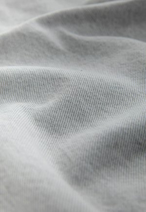 Grauer Stoff mit einem dezenten diagonalen Muster, weicher Textur und leichtem Glanz, zeigt sanfte Falten und Knicke.