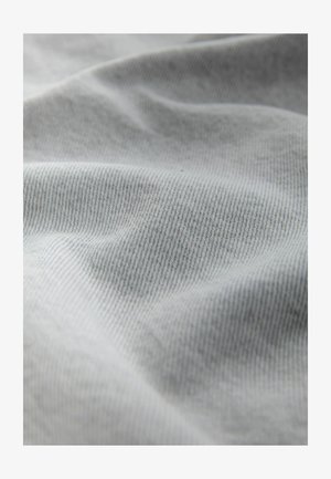 Grauer Stoff mit einem dezenten diagonalen Muster, weicher Textur und leichtem Glanz, zeigt sanfte Falten und Knicke.