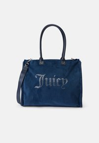 Granatowa torba typu tote z miękkiego zamszu, z logo "Juicy" ozdobionym kryształkami. Dwie skórzane uchwyty oraz regulowany pasek w pasującym kolorze.