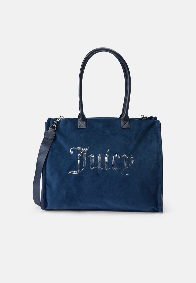 Granatowa torba typu tote z miękkiego zamszu, z logo "Juicy" ozdobionym kryształkami. Dwie skórzane uchwyty oraz regulowany pasek w pasującym kolorze.