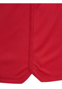 Rode sportieve shorts van een textuurstof, met versterkte stiksels en een afgewerkte rand met zijsplitten voor verbeterde beweging.