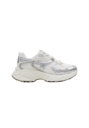 Zapatilla de running blanca y plateada con suela gruesa, parte superior de malla y sintética, cierre de cordones y dibujo texturizado en la suela exterior.