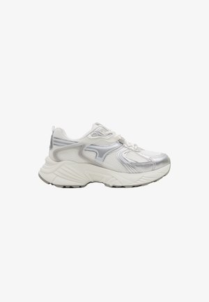Zapatilla de running blanca y plateada con suela gruesa, parte superior de malla y sintética, cierre de cordones y dibujo texturizado en la suela exterior.