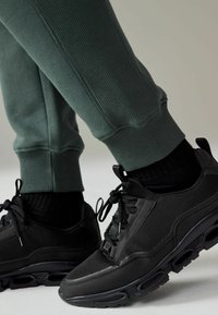 Next 2 PACK - Reisitaskuhousut - black khaki