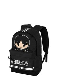 Mochila negra con un personaje de dibujos animados con cabello oscuro y traje. Texto "MIÉRCOLES" en el bolsillo delantero, rayas blancas en la parte superior.