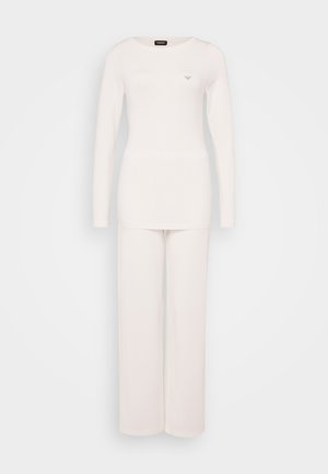 Top bianco a maniche lunghe con pantaloni a gamba larga coordinati, realizzati in tessuto morbido. Presenta un piccolo logo ricamato sul petto. Texture liscia.