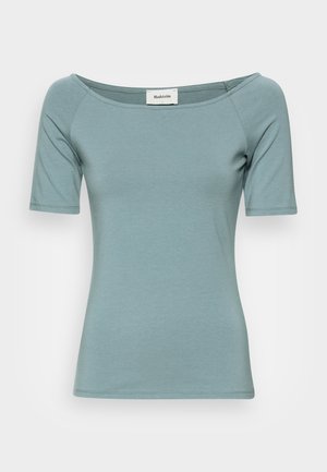 Top scurt de culoare albastru deschis, dintr-un material moale și elastic, cu gât larg și un design ajustat, având o textură netedă și cusături subtile.