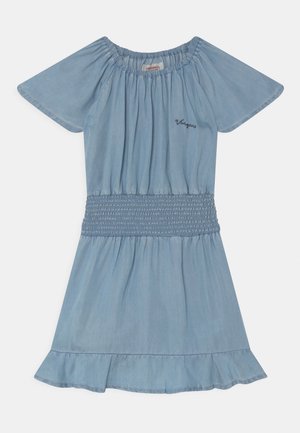 Vestido azul claro sin hombros con cintura elástica, mangas cortas, bajo con volantes y pequeño nombre de marca bordado en el pecho.