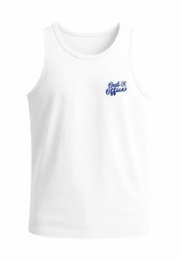 Weißes ärmelloses Tanktop aus Baumwolle mit blauer "Out of Office"-Schrift im linken Brustbereich. Glatte Textur, lässiges Design.