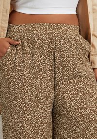 Yours Clothing ABSTRACT WIDE LEG - Pantaloni - brown