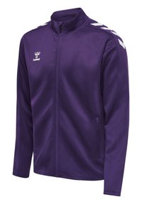 Giacca sportiva viola realizzata in tessuto liscio, con chiusura a zip frontale, alto colletto e chevron bianchi a contrasto sulle spalle.