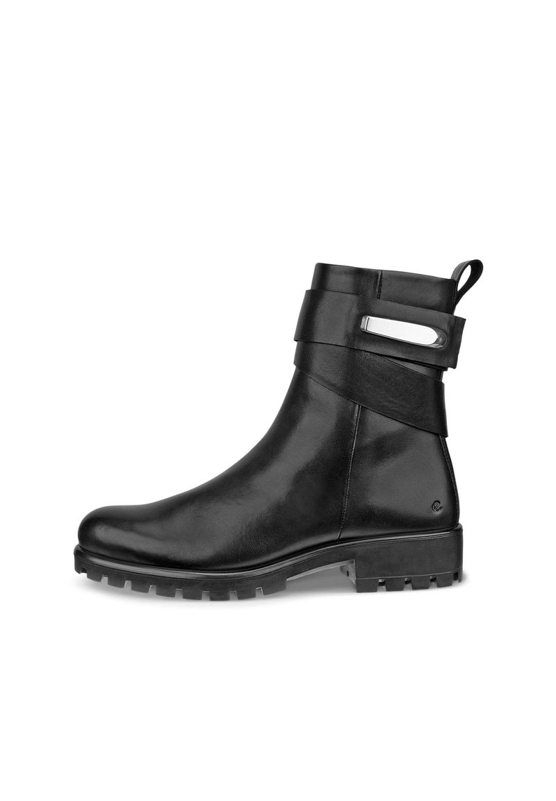 Stivale alla caviglia in pelle nera con punta rotonda, suola in gomma texturizzata, fascia decorativa e un accento metallico vicino alla caviglia.