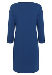 Blå klänning med trekvartsärmar, gjord av ett slätt tyg, med mörka satindetaljer på ärmsluten och en avslappnad passform.