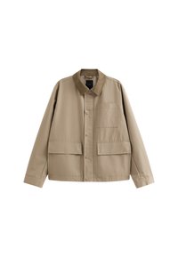 Beżowa kurtka z kordurowym kołnierzem, dwoma przednimi kieszeniami, zapięciem na guziki i prostym krojem. Gładka tekstura i lekki materiał.