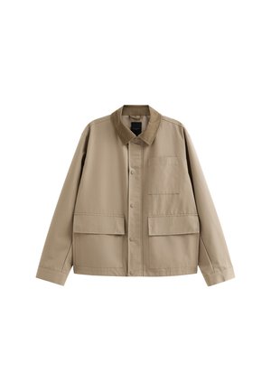 Beige Jacke mit einem Cordkragen, zwei Fronttaschen, einem Knopfverschluss und einem geraden Schnitt. Glatte Textur und leichtes Material.