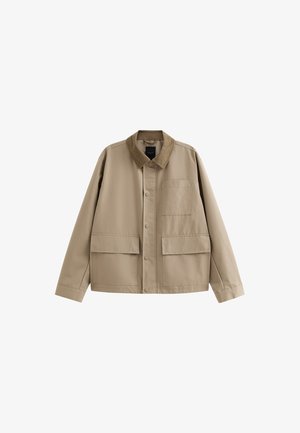 Beżowa kurtka z kordurowym kołnierzem, dwoma przednimi kieszeniami, zapięciem na guziki i prostym krojem. Gładka tekstura i lekki materiał.