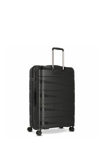 Valise rigide noire avec quatre roues, une poignée latérale, la poignée télescopique déployée et un verrou à combinaison intégré sur fond blanc.
