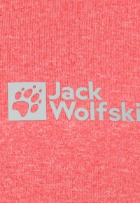 Tessuto corallo con superficie strutturata, con logo grigio e grafica di una zampa per Jack Wolfskin. Il design è centrato all'interno dell'immagine.