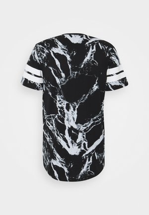 Schwarzes T-Shirt mit kurzen Ärmeln und einem weißen Marmor-Muster, versehen mit drei weißen Streifen an jedem Ärmel und einem abgerundeten Saum.