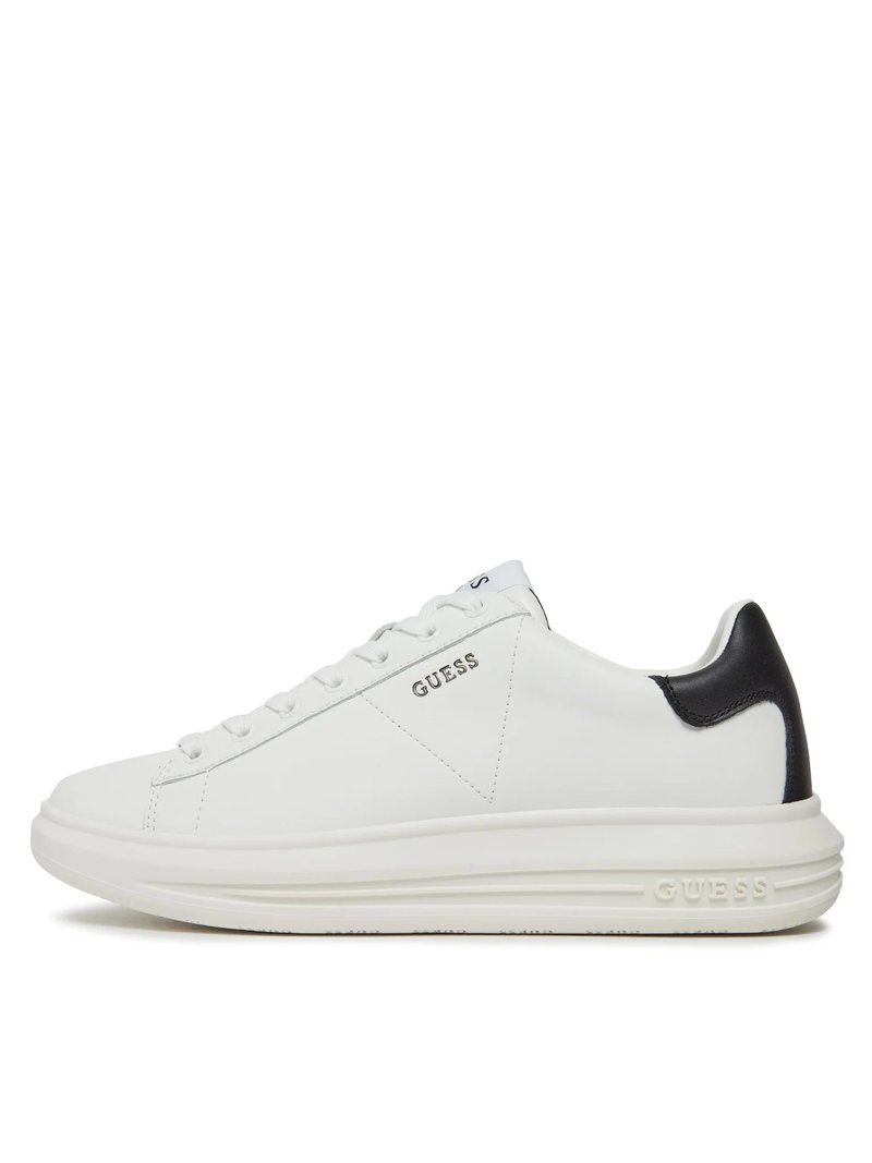 Sneakers in pelle bianca con finitura liscia, accentuazione nera sul tallone e logo argentato sul lato. Presentano lacci rotondi e suola ammortizzata.