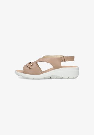 Sandalo beige da donna con punta aperta, cinturino posteriore regolabile, fibbia metallica decorativa e suola bianca spessa con battistrada per una buona aderenza.