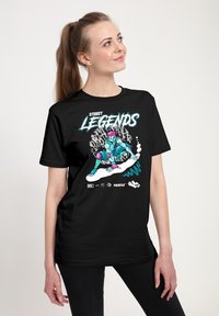 Černé bavlněné tričko s barevným grafikou postavy ve streetwearovém stylu, s nápisem "STREET LEGENDS" nahoře a různými logy níže.