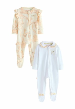 Zwei Babystrampler: einer in Pfirsich mit Schleifenmuster und Rüschen, der andere in Weiß mit einem rüschigen Kragen und Schleifenakzenten. Beide haben einen Reißverschluss vorne.